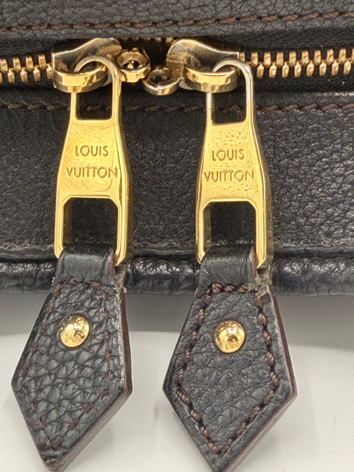 Louis Vuitton Mahina L Hobo – Black