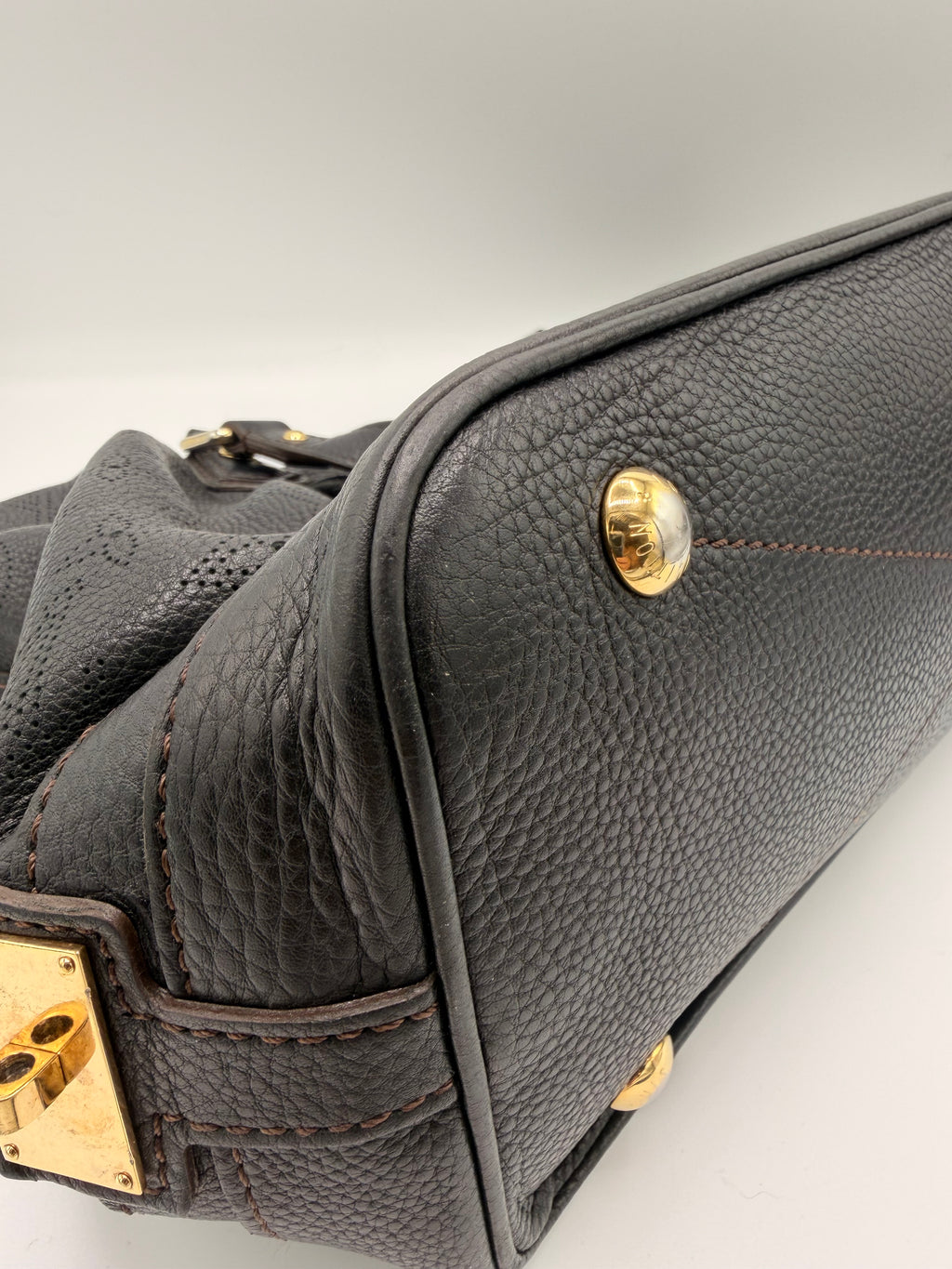 Louis Vuitton Mahina L Hobo – Black